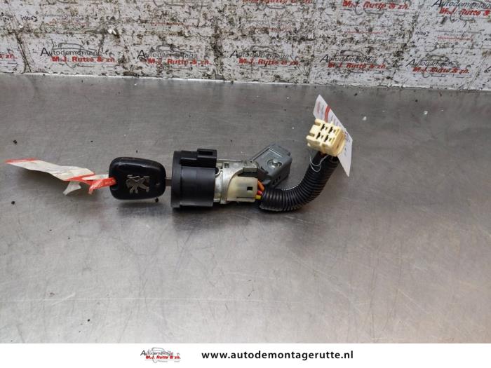 Ignition lock + key from a Peugeot 107 1.0 12V 2006