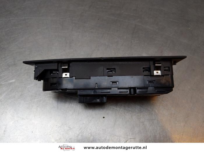 Multi-functional window switch from a BMW 3 serie (E90) 318i 16V 2009