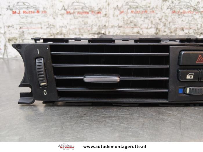 Dashboard vent from a BMW 3 serie (E90) 318i 16V 2009