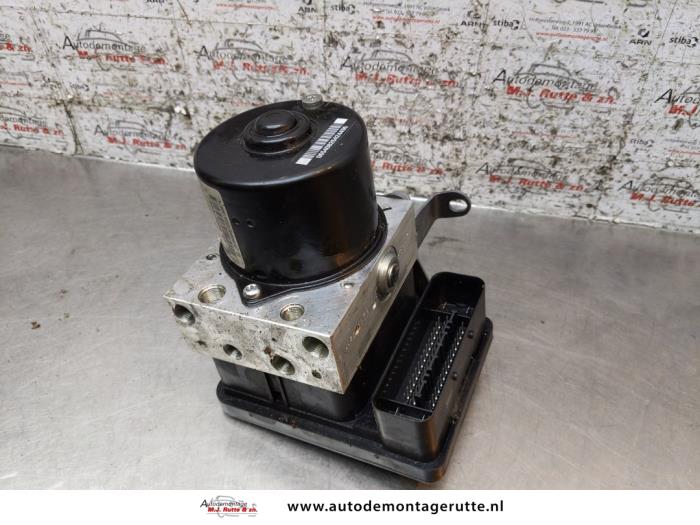 ABS pump from a BMW 3 serie (E90) 318i 16V 2009