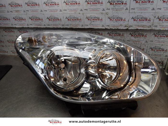 Używane Reflektor prawy Fiat Doblo Cargo (263) 1.3 MJ 16V DPF Euro 5 Cena na żądanie oferowane przez Autodemontage M.J. Rutte B.V.