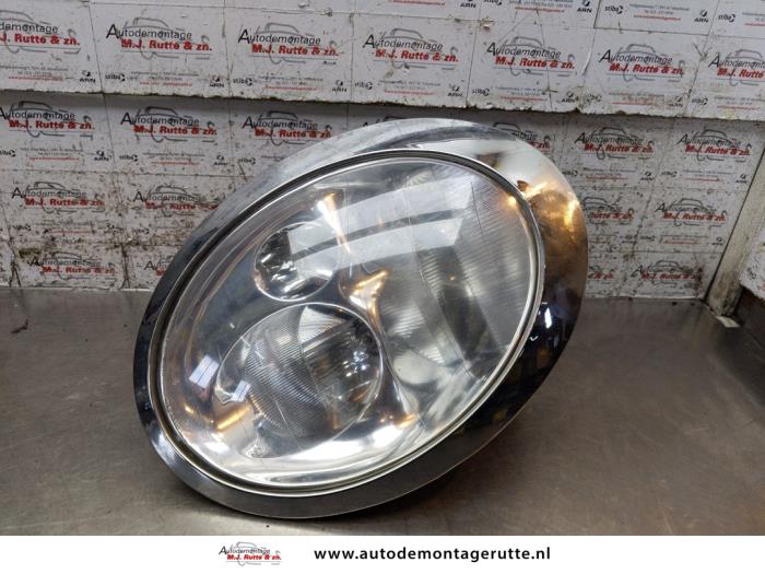 Używane Reflektor prawy BMW Mini (R50/53) 1.6 16V Cooper Cena na żądanie oferowane przez Autodemontage M.J. Rutte B.V.