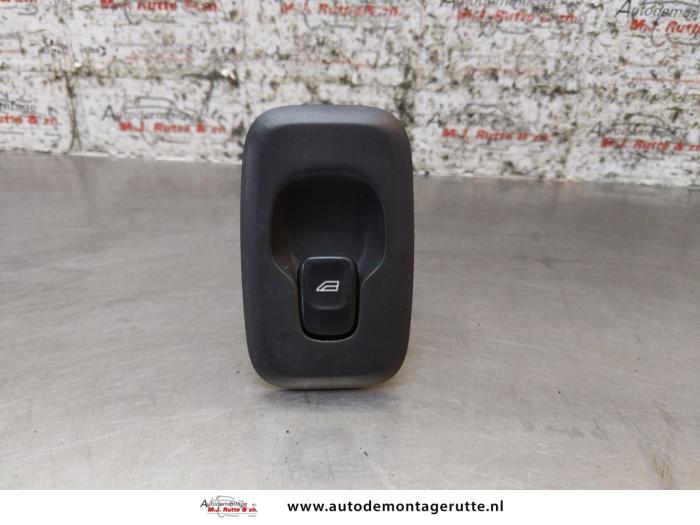 Usados Interruptor de ventanilla eléctrica Volvo XC90 I 2.9 T6 24V Precio € 15,00 Norma de margen ofrecido por Autodemontage M.J. Rutte B.V.