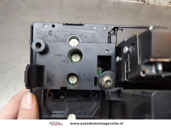 Multi-media control unit from a Volvo XC90 I 2.9 T6 24V 2003