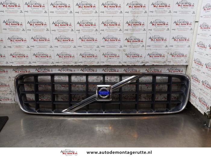 Używane Grill Volvo XC90 I 2.9 T6 24V Cena € 50,00 Procedura marży oferowane przez Autodemontage M.J. Rutte B.V.
