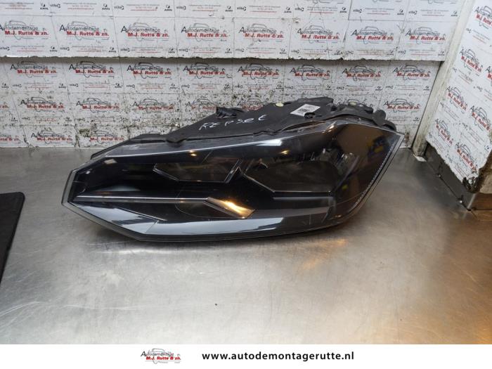 Używane Reflektor lewy Volkswagen Polo VI (AW1) 1.0 TGI 12V Cena € 125,00 Procedura marży oferowane przez Autodemontage M.J. Rutte B.V.