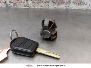 Used Door lock cylinder, left BMW 3 serie (E46/4) 320i 24V Price on request offered by Autodemontage M.J. Rutte B.V.
