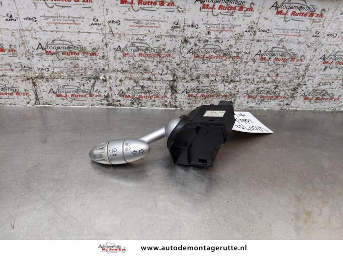 Używane Przelacznik kierunkowskazu BMW Mini (R50/53) 1.6 16V One Cena na żądanie oferowane przez Autodemontage M.J. Rutte B.V.
