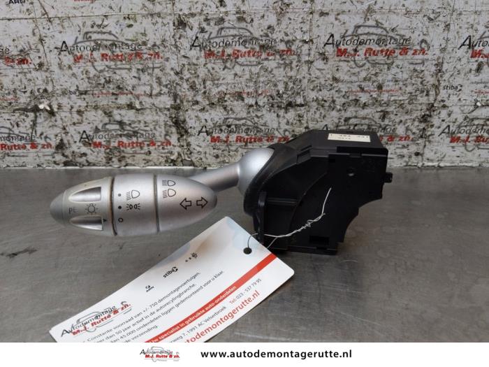 Używane Przelacznik kierunkowskazu BMW Mini (R50/53) 1.6 16V Cooper Cena na żądanie oferowane przez Autodemontage M.J. Rutte B.V.