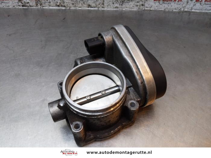 Throttle body from a BMW 3 serie (E90) 320i 16V 2005