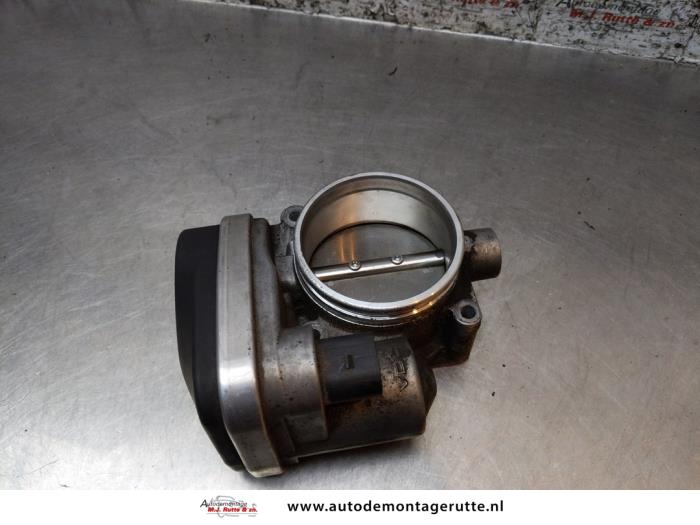 Throttle body from a BMW 3 serie (E90) 320i 16V 2005