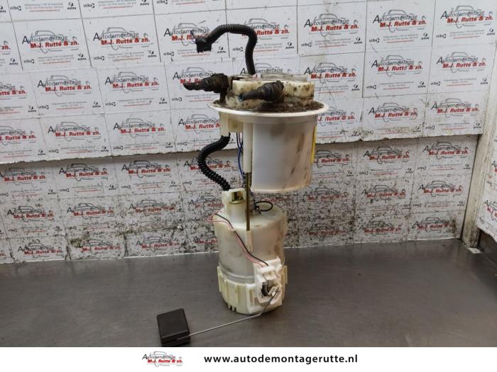 Electric fuel pump from a Toyota Aygo (B10) 1.0 12V VVT-i 2005