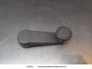Używane Klamka okienna Seat Arosa (6H1) 1.4 MPi Cena na żądanie oferowane przez Autodemontage M.J. Rutte B.V.