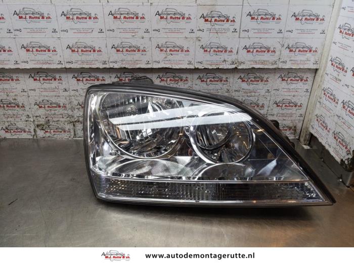 Używane Reflektor prawy Kia Sorento I (JC) 3.5 V6 24V Cena € 75,00 Procedura marży oferowane przez Autodemontage M.J. Rutte B.V.
