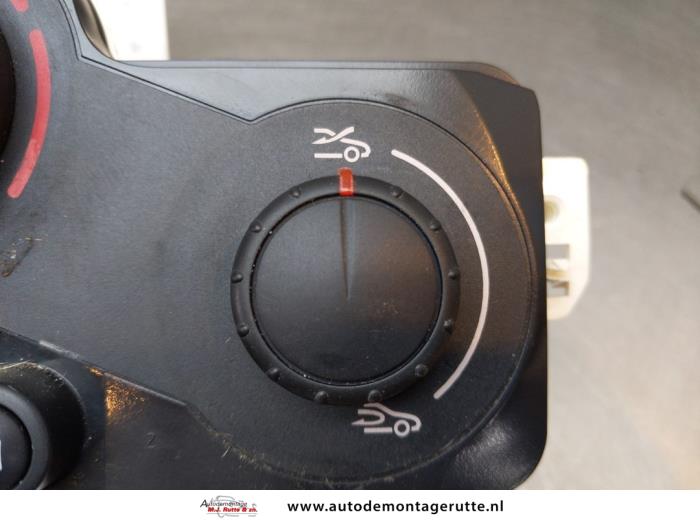 Panel de control de calefacción de un Renault Clio III (BR/CR) 1.2 16V 75 2006