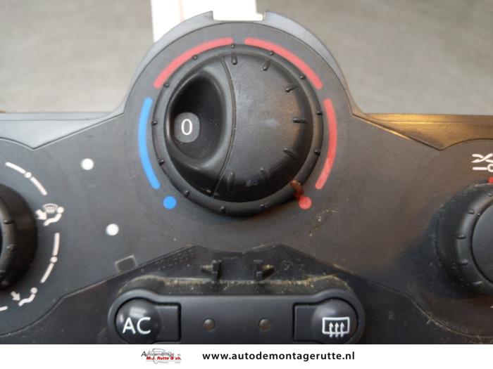 Panel de control de calefacción de un Renault Clio III (BR/CR) 1.2 16V 75 2006