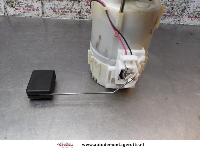Electric fuel pump from a Toyota Aygo (B10) 1.0 12V VVT-i 2007