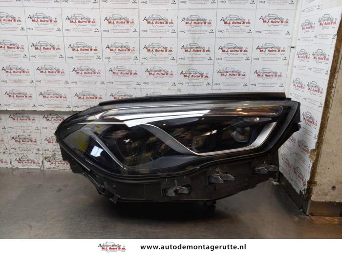 Używane Reflektor prawy Mercedes GLA (H247) 1.3 180 Turbo 16V Cena € 1.346,34 Procedura marży oferowane przez Autodemontage M.J. Rutte B.V.