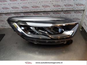 Używane Reflektor prawy Renault Captur (2R) 1.2 TCE 16V EDC Cena € 150,00 Procedura marży oferowane przez Autodemontage M.J. Rutte B.V.