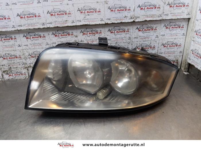 Używane Reflektor lewy Audi A2 (8Z0) 1.4 16V Cena na żądanie oferowane przez Autodemontage M.J. Rutte B.V.
