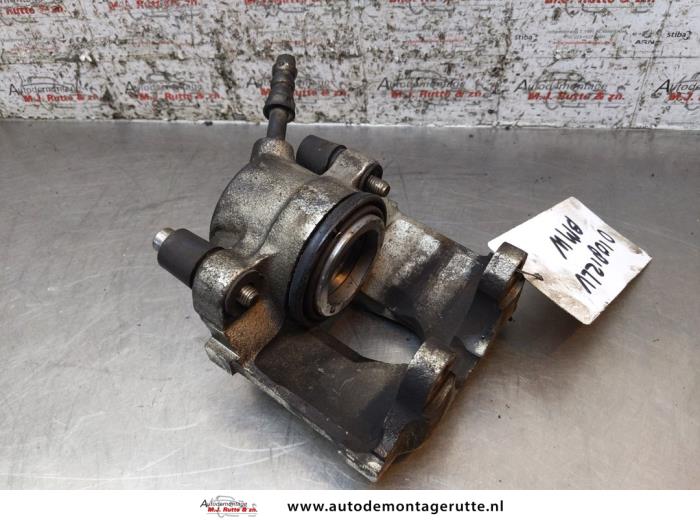 Gebrauchte Bremszange links vorne BMW 3 serie (E46/4) 318i 16V Preis auf Anfrage angeboten von Autodemontage M.J. Rutte B.V.
