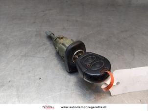 Used Door lock cylinder, left Volkswagen Fox (5Z) 1.2 Price on request offered by Autodemontage M.J. Rutte B.V.