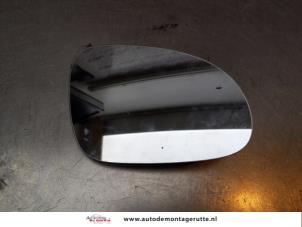 Używane Szyba lusterka prawego Volkswagen Golf V (1K1) 1.4 16V Cena na żądanie oferowane przez Autodemontage M.J. Rutte B.V.