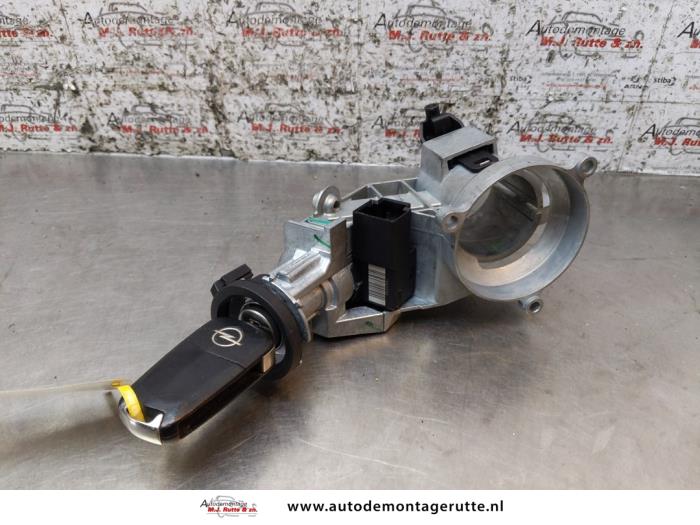 Używane Stacyjka + Kluczyk Opel Corsa D 1.2 ecoFLEX Cena na żądanie oferowane przez Autodemontage M.J. Rutte B.V.