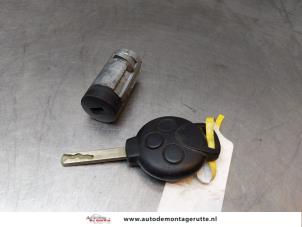 Used Ignition lock + key Smart Fortwo Coupé (451.3) 1.0 52 KW Price on request offered by Autodemontage M.J. Rutte B.V.