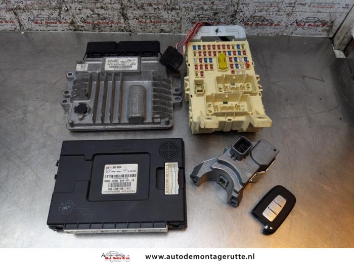 Used Ignition lock + computer Kia Rio III (UB) 1.1 CRDi VGT 12V Price on request offered by Autodemontage M.J. Rutte B.V.