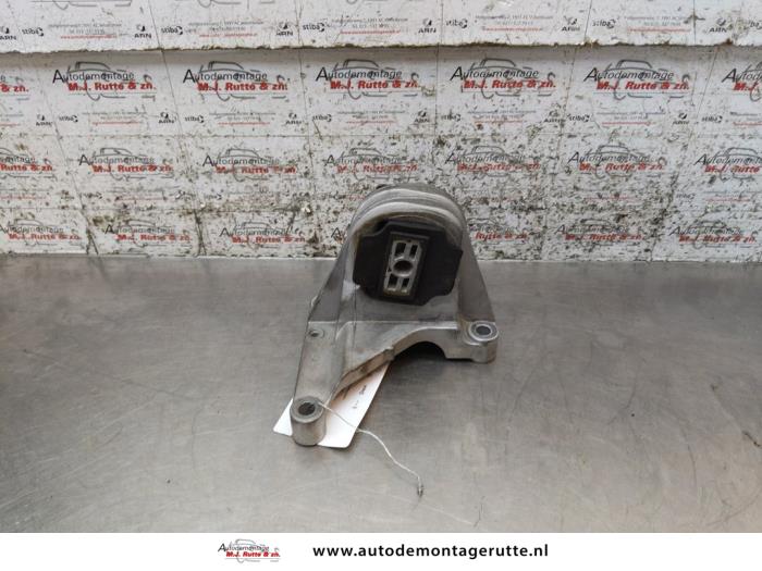 Used Engine mount Volvo V70 (SW) 2.3 T5 20V Price on request offered by Autodemontage M.J. Rutte B.V.