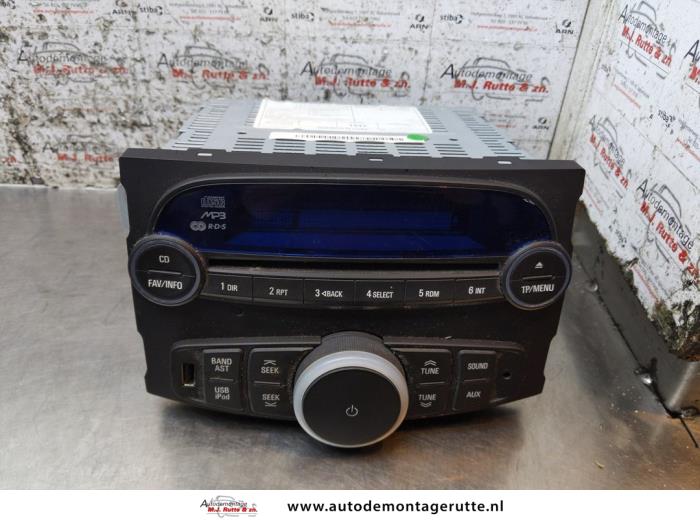 Używane Radio Chevrolet Spark (M300) 1.0 16V Bifuel Cena na żądanie oferowane przez Autodemontage M.J. Rutte B.V.