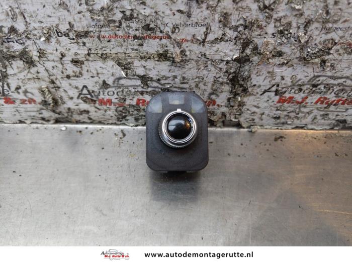 Używane Przelacznik lusterka Audi A4 Avant (B8) 2.0 TDI 16V Cena € 15,00 Procedura marży oferowane przez Autodemontage M.J. Rutte B.V.