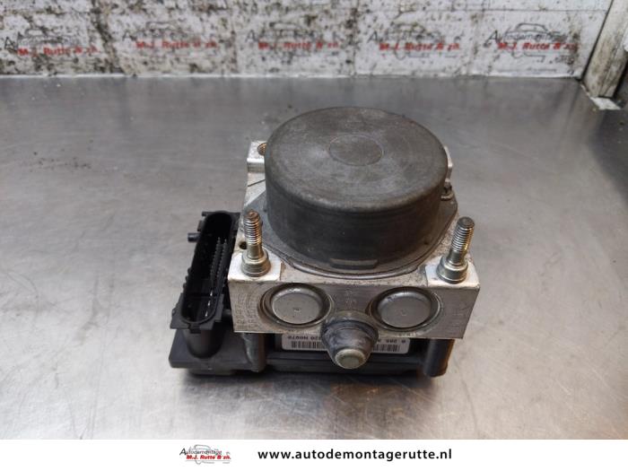 Begagnade ABS-pump Opel Corsa D 1.2 16V Pris € 100,00 Marginaltabell erbjuds av Autodemontage M.J. Rutte B.V.