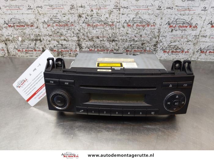 Używane Radio Mercedes Sprinter 3,5t (906.63) 309 CDI 16V Cena na żądanie oferowane przez Autodemontage M.J. Rutte B.V.