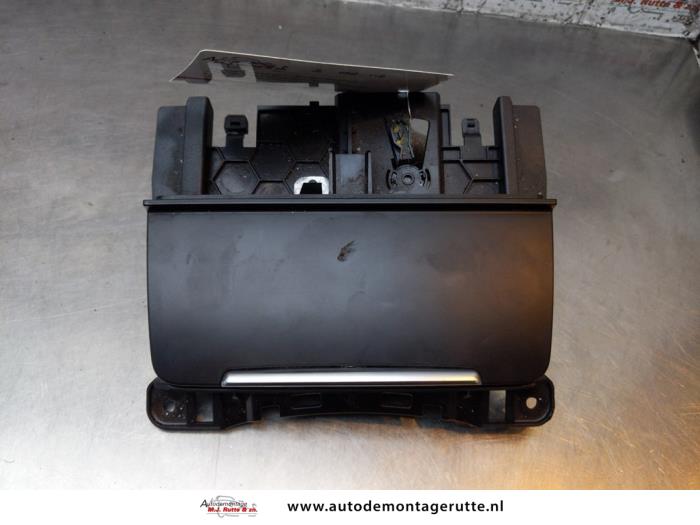 Begagnade Askkopp, fram Audi A4 Avant (B8) 2.0 TDI 16V Pris på förfrågan erbjuds av Autodemontage M.J. Rutte B.V.
