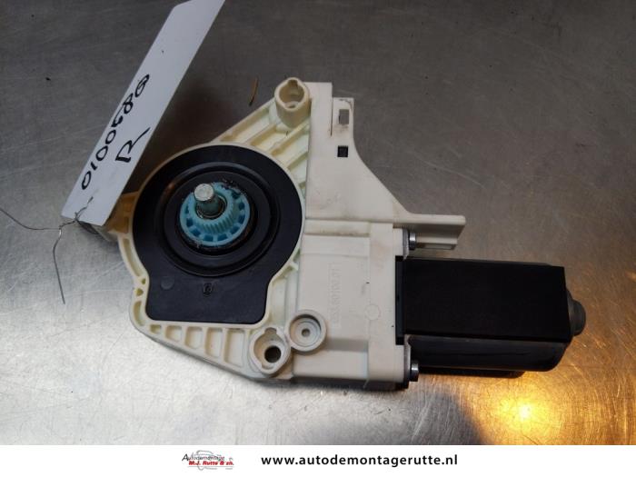 Begagnade Motor, dörrfönster Audi A4 Avant (B8) 2.0 TDI 16V Pris € 30,00 Marginaltabell erbjuds av Autodemontage M.J. Rutte B.V.