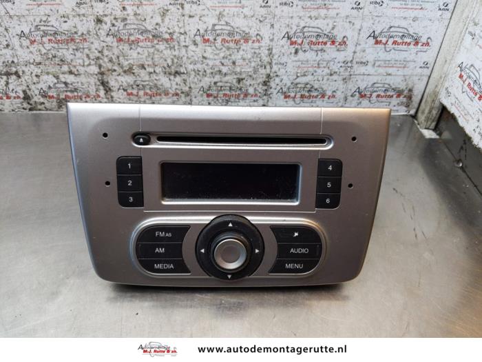 Używane Radio Alfa Romeo MiTo (955) 1.3 JTDm 16V Eco Cena na żądanie oferowane przez Autodemontage M.J. Rutte B.V.