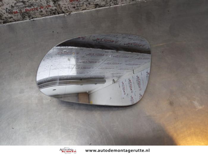 Używane Szyba lusterka lewego Volkswagen Golf V (1K1) 1.6 FSI 16V Cena na żądanie oferowane przez Autodemontage M.J. Rutte B.V.