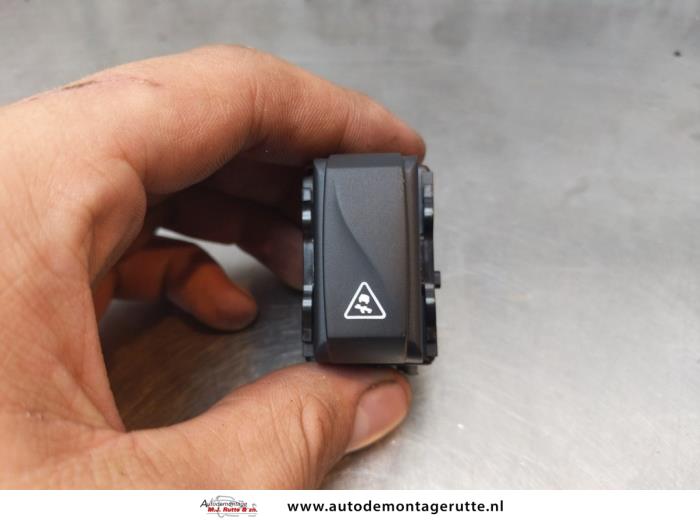 Usados Interruptor ESP Renault Laguna III Estate (KT) 2.0 16V Precio de solicitud ofrecido por Autodemontage M.J. Rutte B.V.