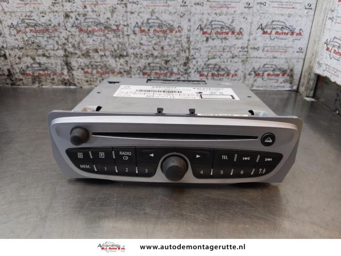 Używane Radio Renault Megane III Grandtour (KZ) 1.6 16V Cena na żądanie oferowane przez Autodemontage M.J. Rutte B.V.
