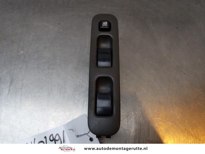 Używane Przelacznik combi okienny Suzuki Alto (RF410) 1.1 16V Cena na żądanie oferowane przez Autodemontage M.J. Rutte B.V.