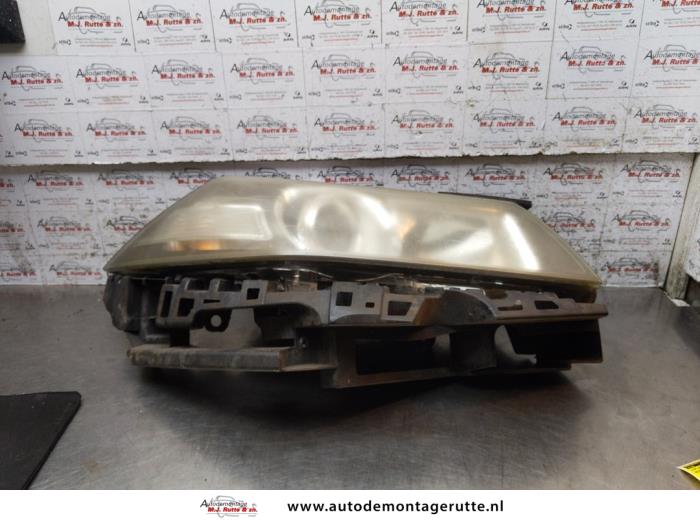 Używane Reflektor prawy Renault Megane II Grandtour (KM) 1.6 16V Cena € 150,00 Procedura marży oferowane przez Autodemontage M.J. Rutte B.V.