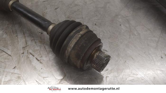 Begagnade Drivaxel, vänster fram Audi A4 Avant (B8) 2.0 TDI 16V Pris på förfrågan erbjuds av Autodemontage M.J. Rutte B.V.