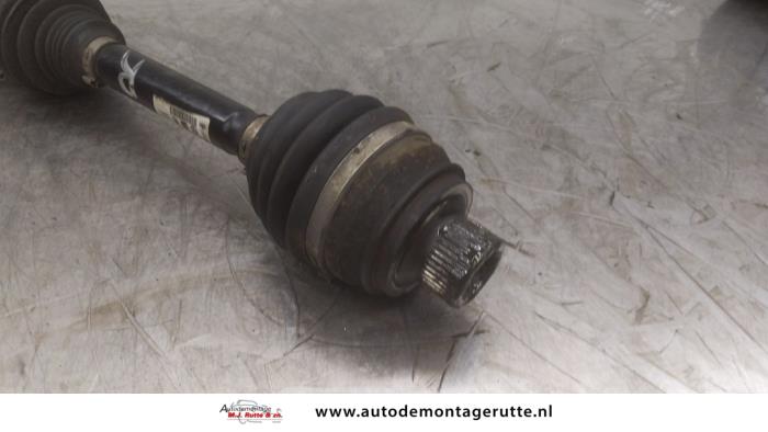 Begagnade Drivaxel, höger fram Audi A4 Avant (B8) 2.0 TDI 16V Pris på förfrågan erbjuds av Autodemontage M.J. Rutte B.V.