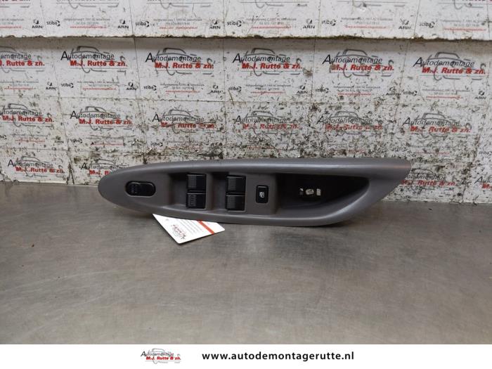 Usados Interruptor combinado de ventanillas Mazda MPV (LW19/69) 2.5 V6 24V Precio de solicitud ofrecido por Autodemontage M.J. Rutte B.V.