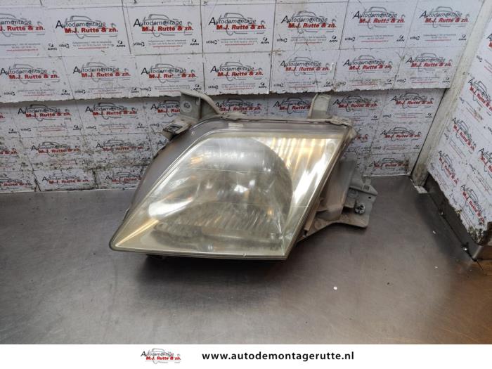 Używane Reflektor lewy Mazda MPV (LW19/69) 2.5 V6 24V Cena na żądanie oferowane przez Autodemontage M.J. Rutte B.V.