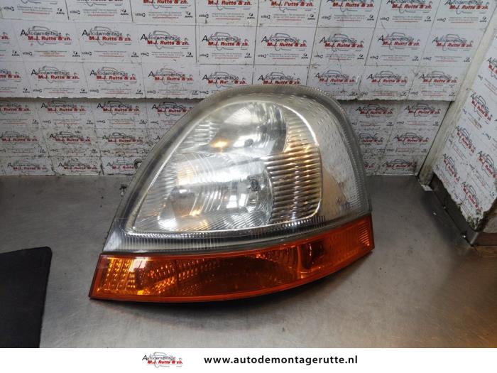 Używane Reflektor lewy Renault Master II (FD/HD) 2.5 dCi 120 FAP Cena na żądanie oferowane przez Autodemontage M.J. Rutte B.V.