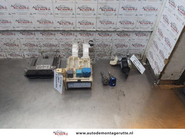 Used Ignition lock + computer Toyota Yaris II (P9) 1.4 D-4D Price on request offered by Autodemontage M.J. Rutte B.V.