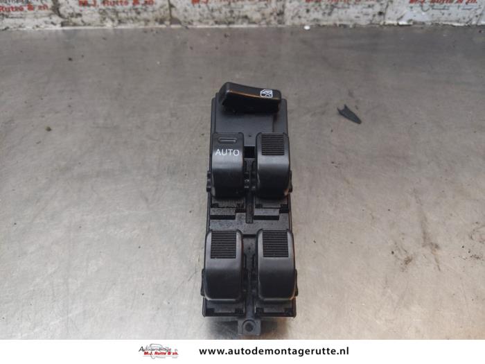 Usados Interruptor combinado de ventanillas Daihatsu YRV (M2) 1.3 16V DVVT Precio de solicitud ofrecido por Autodemontage M.J. Rutte B.V.